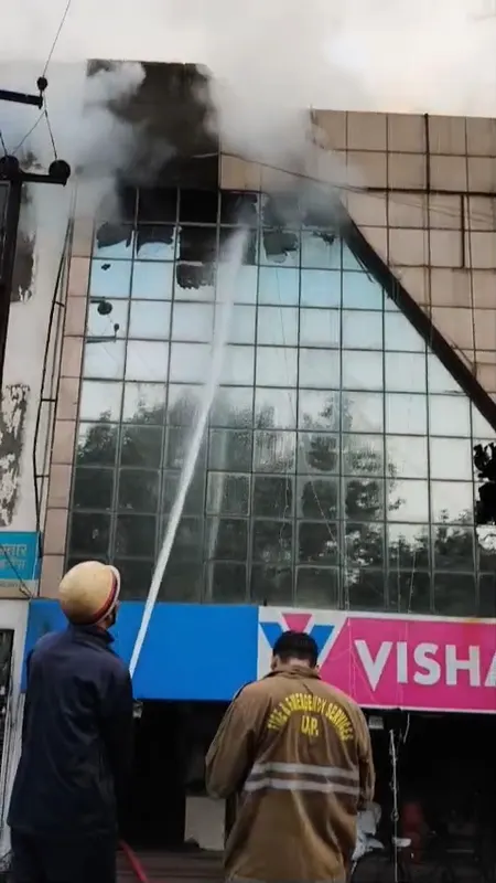 गाजियाबाद में विशाल मेगा मार्ट में लगी भीषण आग, फायर ब्रिगेड ने घंटों की मशक्कत के बाद पाया काबू