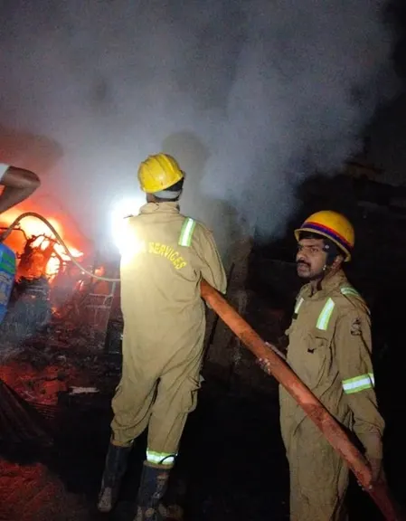 लखनऊ: नहर रोड पर ऑटो सर्विस सेंटर में भीषण आग, अग्निशमन दल ने पाया काबू