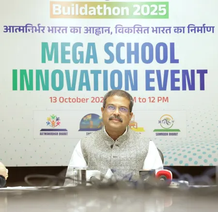 छात्रों संग बेंच पर बैठे शिक्षा मंत्री धर्मेंद्र प्रधान, 'विकसित भारत बिल्डाथॉन' शुरूॉ