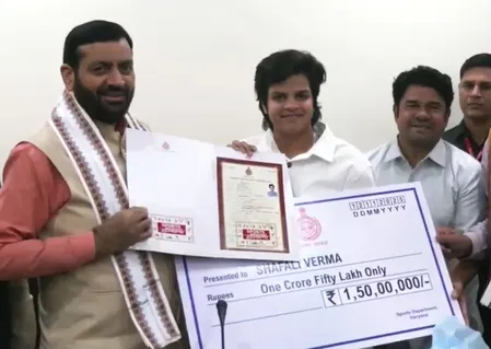 शेफाली बनीं हरियाणा महिला आयोग की ब्रांड एंबेसडर, सीएम सैनी ने सौंपा 1.5 करोड़ रुपए का चेक