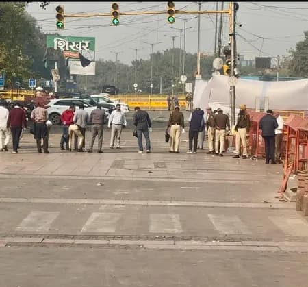 दिल्ली ब्लास्ट: घटनास्थल के आसपास सबूत एकत्र कर रही फॉरेंसिक टीम, कुछ मार्केट आज भी रहे बंद