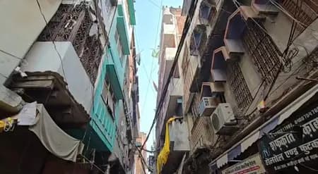 वाराणसी के दालमंडी में फिर चला वीडीए का हथौड़ा, अवैध मकान पर ध्वस्तीकरण की कार्रवाई