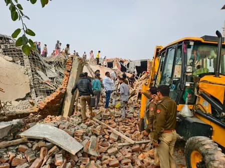 ग्रेटर नोएडा : निर्माणाधीन मकान का लेंटर गिरा, कई लोग मलबे में दबे, बचाव कार्य जारी