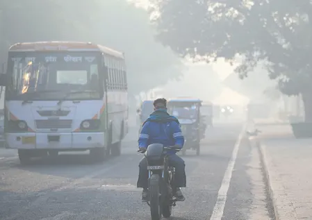 एनसीआर में बढ़ने लगी ठंड, तापमान में गिरावट और धुंध ने बढ़ाई मुश्किलें