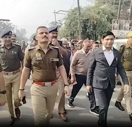 संभल हिंसा की बरसी पर पुलिस-प्रशासन सतर्क, जिलाधिकारी और एसएसपी ने किया फ्लैग मार्च