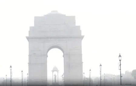 दिल्ली-एनसीआर में छाया कोहरा, हवा की गुणवत्ता 'बहुत खराब' श्रेणी में पहुंची