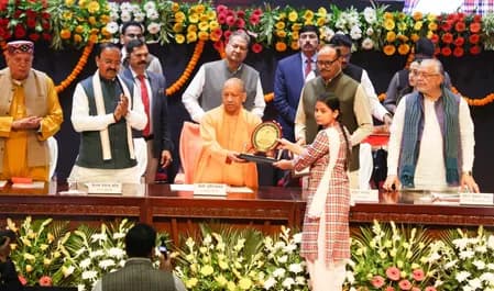 हमारा संविधान दुनिया का सबसे बड़ा और भारत की अनेकता को एकता में जोड़ने वाला है : सीएम योगी