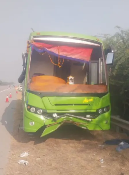 यमुना एक्सप्रेसवे पर हादसा, बाल-बाल बचे यात्री, दिल्ली से वाराणसी जा रही थी बस