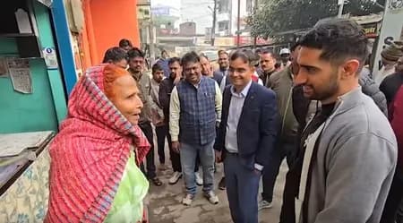 यूपी: वाराणसी में डीएम-कमिश्नर ने चलाया डोर-टू-डोर अभियान, वोटर लिस्ट सुधार व कूड़ा कलेक्शन की जांच