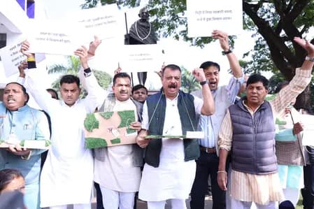 मध्य प्रदेश विधानसभा में कांग्रेस का हंगामा, 'चिड़िया चुग गई खेत' की झांकी  लेकर किया प्रदर्शन