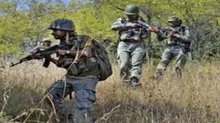 बीजापुर में सर्च ऑपरेशन के दौरान माओवादियों से मुठभेड़, ऑपरेशन जारी