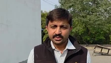 गोपालगंज: सड़े आलू के नीचे छिपाकर लाई जा रही विदेशी शराब बरामद, तस्कर गिरफ्तार