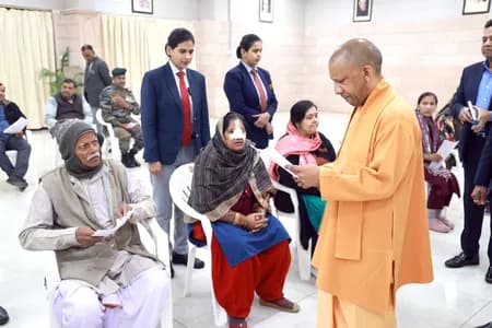 सीएम योगी ने ‘जनता दर्शन’ में नागरिकों से की मुलाकात, फरियाद लेकर 42 से अधिक लोग पहुंचे