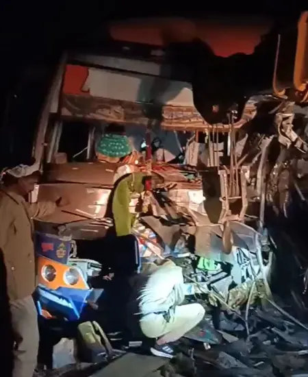 सीकर: फतेहपुर में स्लीपर बस और ट्रक की टक्कर, 4 की मौत, 28 से अधिक घायल