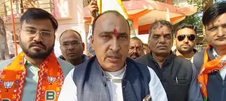 मध्य प्रदेश सरकार के दो साल पूरे, कार्यकर्ताओं ने एक-दूसरे को मिठाई खिलाकर साझा की खुशी