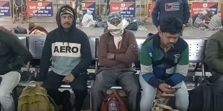 कोहरे से कई ट्रेनें 4 से 10 घंटे तक चल रही लेट, चंदौली स्टेशन पर ठिठुरते हुए यात्रियों ने किया इंतजार