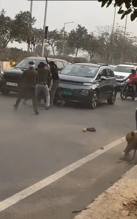 नोएडा में दो पक्षों के बीच जमकर मारपीट, बीच सड़क पर चला लाठी-डंडा और ईंट-पत्थर, वीडियो आया सामने