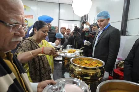 दिल्ली में सिर्फ 5 रुपए में खाना, सीएम रेखा गुप्ता ने 45 'अटल कैंटीन' का उद्घाटन किया