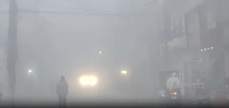 उत्तर प्रदेश के कई जिलों में कड़ाके ठंड और घना कोहरा, जौनपुर में स्कूलों की छुट्टी