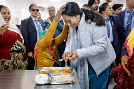 दिल्ली: सीएम रेखा गुप्ता ने शालीमार बाग और पीतमपुरा में किया अटल कैंटीन का उद्घाटन, बुजुर्ग महिला को हाथों से भोजन कराया