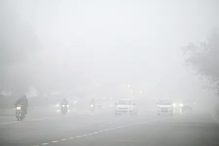 एनसीआर में प्रदूषण और घने कोहरे का कहर, एक्यूआई 450 के पार, नए साल में हल्की बारिश से राहत की उम्मीद