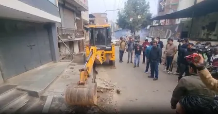 राजस्थान के चौमूं में पत्थरबाजी की घटना के बाद प्रशासन ने बुलडोजर एक्शन लिया