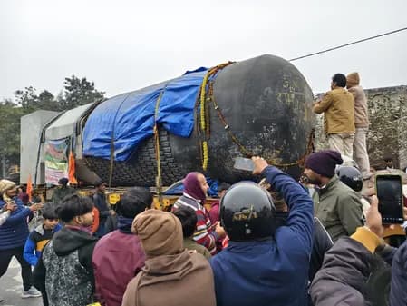 पूर्वी चम्पारण में विराट रामायण मंदिर में स्थापित होने वाले भव्य शिवलिंग का जोरदार स्वागत, 'हर-हर महादेव' के लगे नारे