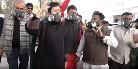 दिल्ली में प्रदूषण के मुद्दे पर 'आप' विधायकों ने विधानसभा परिसर में किया प्रदर्शन