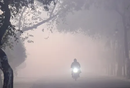एनसीआर में शीतलहर का कहर, न्यूनतम तापमान 4 डिग्री तक गिरने की संभावना, प्रदूषण भी खतरनाक स्तर पर