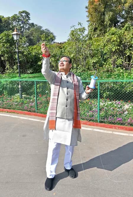 राजस्थान: मुख्यमंत्री भजनलाल शर्मा ने जयपुर में पतंग उड़ाकर मकर संक्रांति उत्सव का उद्घाटन किया