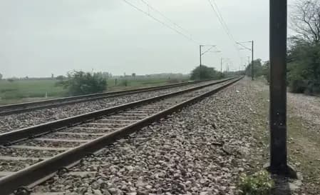 हरदोई में रेलवे ट्रैक पर मिले युवक-युवती के क्षत-विक्षत शव, जांच में जुटी पुलिस