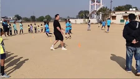 मध्यप्रदेश: 'मिनी ब्राजील' पहुंचे कंबोडियाई कोच पोमेरॉय, स्थानीय खिलाड़ियों को सिखाए गुर