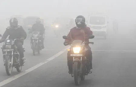 कोहरे, कड़ाके की ठंड और जहरीली हवा से जूझ रहा एनसीआर, जनजीवन बेहाल