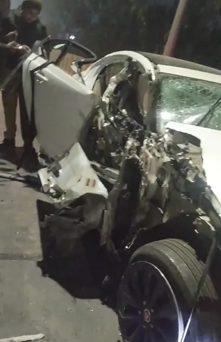 नोएडा में जैगुआर और कैंटर में टक्कर, 19 वर्षीय युवती की मौत, तीन गंभीर घायल
