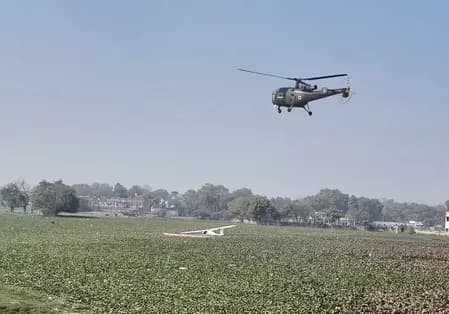 प्रयागराज: भारतीय वायुसेना का प्रशिक्षण विमान तालाब में गिरा, दोनों पायलट सुरक्षित