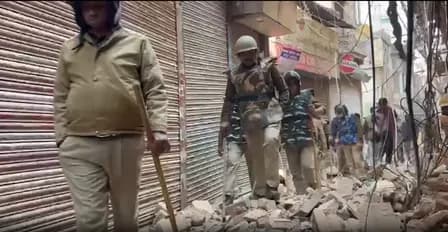 वाराणसी के चर्चित दालमंडी बाजार में ध्वस्तीकरण की कार्रवाई जारी, 8 मकान तोड़े गए