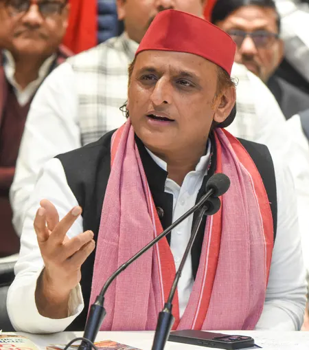 स्वामी अविमुक्तेश्वरानंद विवाद में अखिलेश का तंज, बोले- न किसी को स्नान’ से रोकें, न ही ‘दान’ से