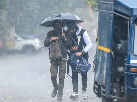 तेज हवा और बारिश से एनसीआर में बड़ी राहत, कई इलाकों में एक्यूआई सुधरा, न्यूनतम तापमान में गिरावट के आसार