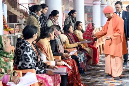 कब्जामुक्त कराएं जमीन, बख्शे न जाएं भू माफिया : सीएम योगी