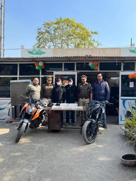 नोएडा पुलिस की बड़ी कार्रवाई, मोबाइल स्नैचिंग गैंग का पर्दाफाश, 23 फोन बरामद