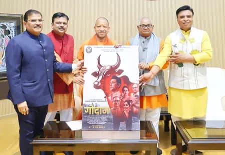 सीएम योगी से मिले ‘गोदान’ फिल्म के निर्माता-निर्देशक, ट्रेलर लॉन्च