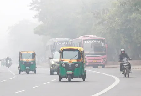 दिल्ली में बुधवार की सुबह कोहरे ने आम जनजीवन पर डाला असर, ट्रैफिक बाधित