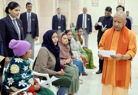 जनता दर्शन : एक-एक कर सभी प्रार्थियों से मिले सीएम योगी, समस्याओं के उचित निस्तारण का दिया आश्वासन