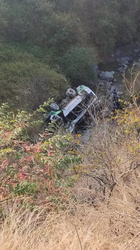 उत्तराखंड : देहरादून में बस खाई में गिरी, तीन लोगों की मौत