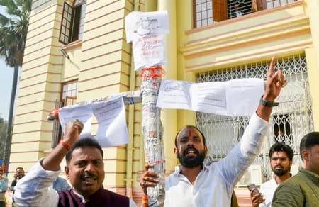 बिहार विधानसभा में कानून-व्यवस्था को लेकर कांग्रेस का प्रदर्शन, नीतीश कुमार से मांगा इस्तीफा