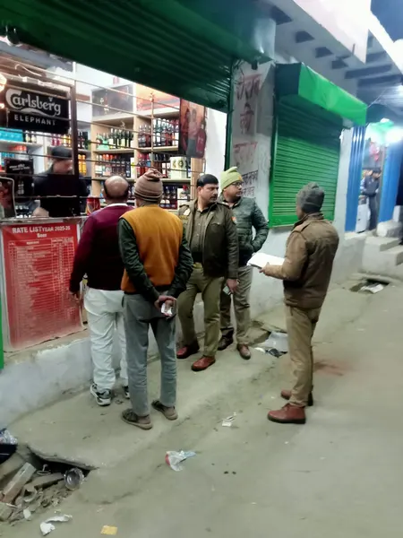 नोएडा में कानून-व्यवस्था सुदृढ़ करने को पुलिस का सख्त अभियान, सार्वजनिक स्थानों पर शराब पीने वालों पर कार्रवाई