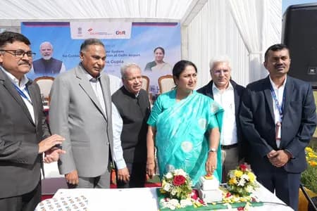दिल्ली की सीएम रेखा गुप्ता ने आईजीआई एयरपोर्ट पर 120 मिस्ट स्प्रे सिस्टम का उद्घाटन किया