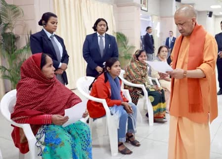 जनपद स्तर पर समस्याओं का निस्तारण सुनिश्चित करें अधिकारी: सीएम योगी