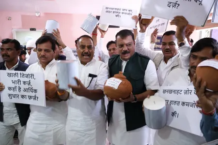मध्य प्रदेश पर बढ़ते कर्ज को लेकर कांग्रेस विधायकों का खाली गुल्लक के साथ प्रदर्शन