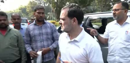 भोपाल जाते समय राहुल गांधी ने बीच में रोका काफिला, घायल ऑटो रिक्शा चालक से की मुलाकात